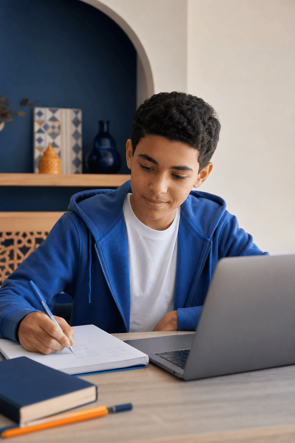 Collégien marocain étudiant les mathématiques en ligne