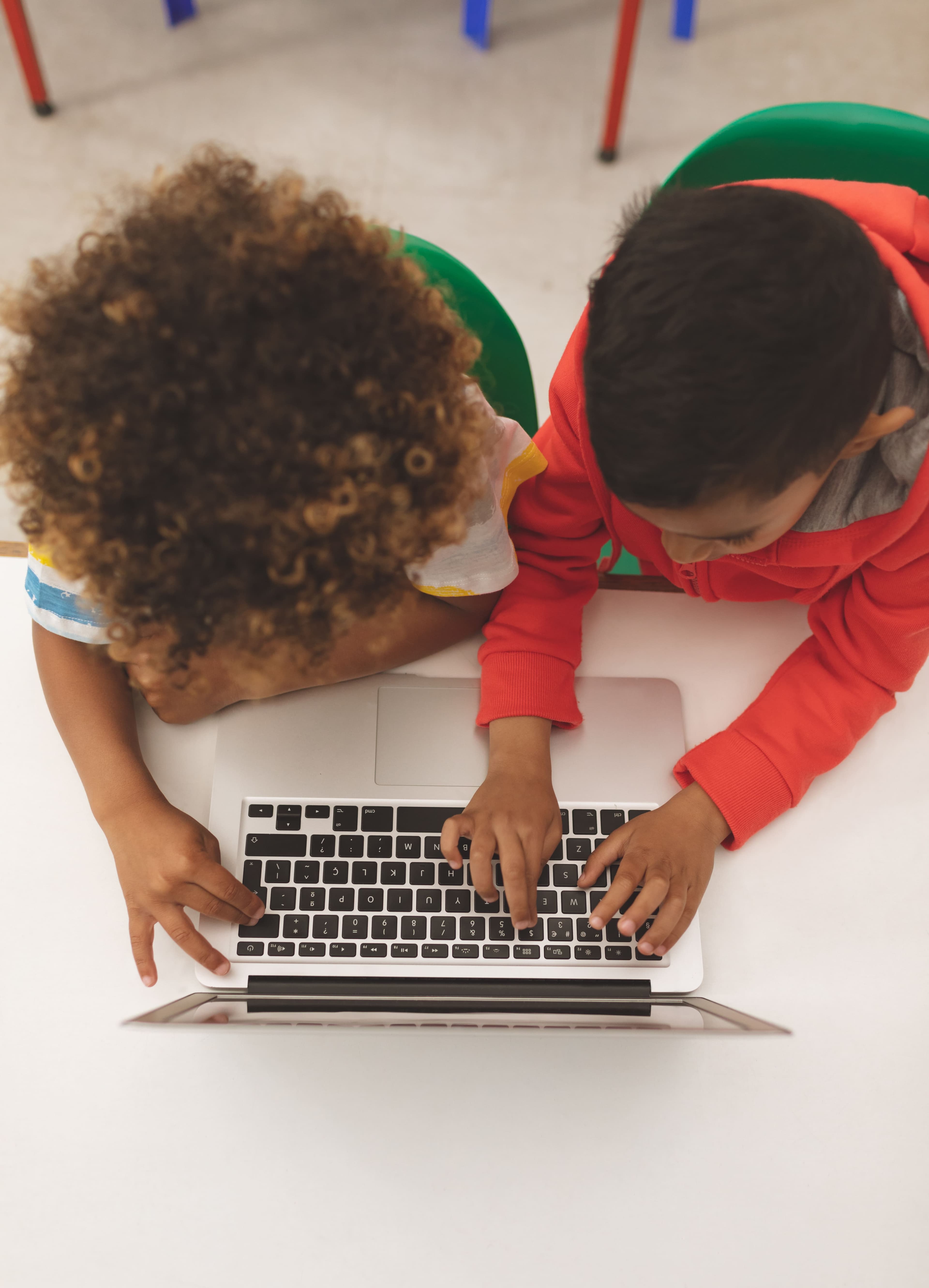 Students learning with Schoolaris
